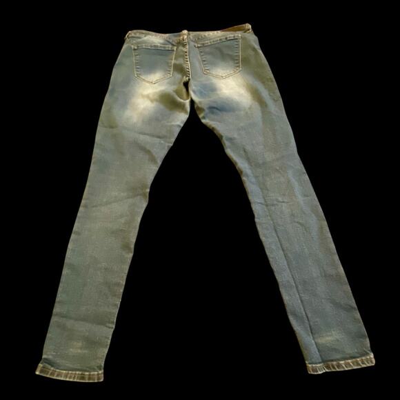 Stylish Women's Skinny Jeans in Faded Blue - Picture 3 of 5